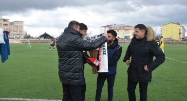 Sahaya attığı pet şişenin isabet ettiği polise çiçek takdim etti