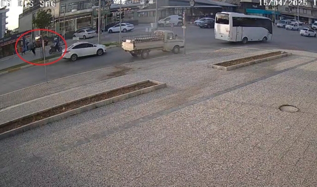 Sahipsiz köpekten korkarak yola fırlayan çocuğa motosiklet çarptı