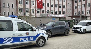 Samsun'da daha önce bir öğrenciyi bıçakla yaralayan genç, okulda öğretmeni darbetti