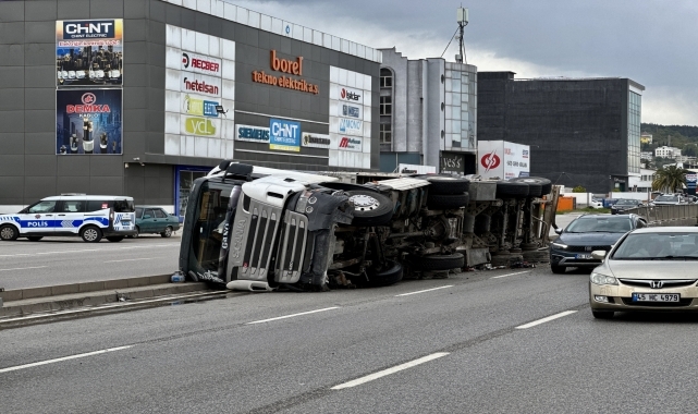 Samsun'da devrilen tırın sürücüsü yaralandı