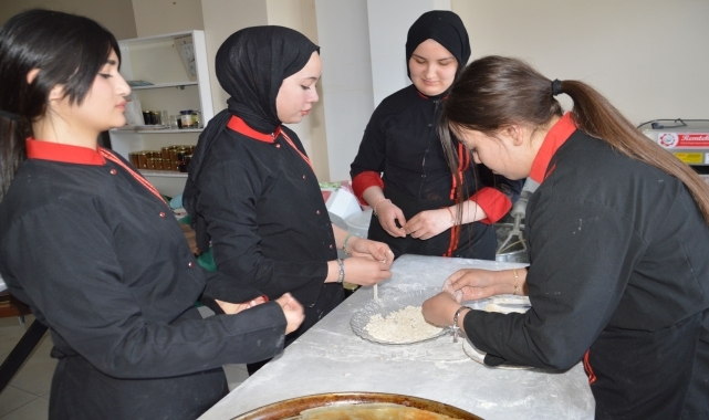 Samsun'da genç şef adayları yöresel yemekler için mutfağa girdi