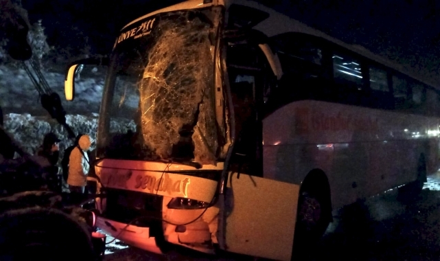 Samsun'da otobüsün tıra çarptığı kazada 4 kişi yaralandı