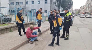 Samsun'da polis kaldırımda uyuklayan kişiyi güvenli şekilde evine götürdü