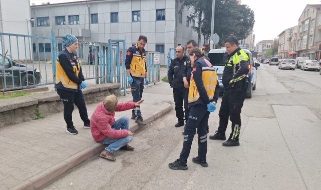 Samsun'da polis kaldırımda uyuklayan kişiyi güvenli şekilde evine götürdü
