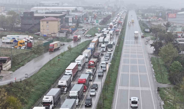 Samsun'da Nisan karı ulaşımı felç etti: 2 kilometrelik tır kuyruğu oluştu