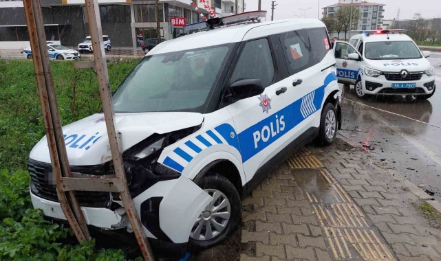 Samsun'da polis aracına minibüs çarptı: 1'i polis 2 yaralı