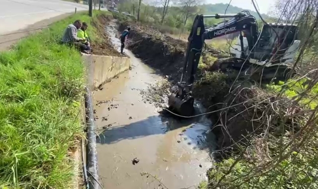 Sapanca Gölü'ne akan akaryakıt minvali madde ekiplerce temizlendi