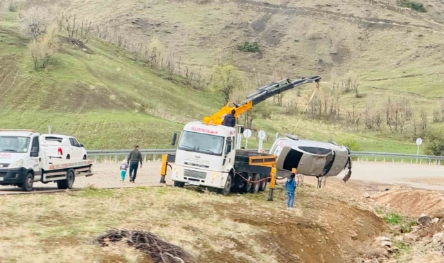 Şarampole yuvarlanan otomobilin içinde bulunanların burnu bile kanamadı