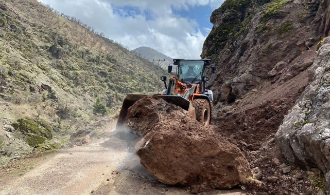 Sason'da yağış sonrası heyelan ve kayaların kapattığı yollar tekrar ulaşıma açıldı