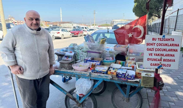 Şehit çocuğundan etkilendi 8 yıldır bedava oyuncak dağıtıyor