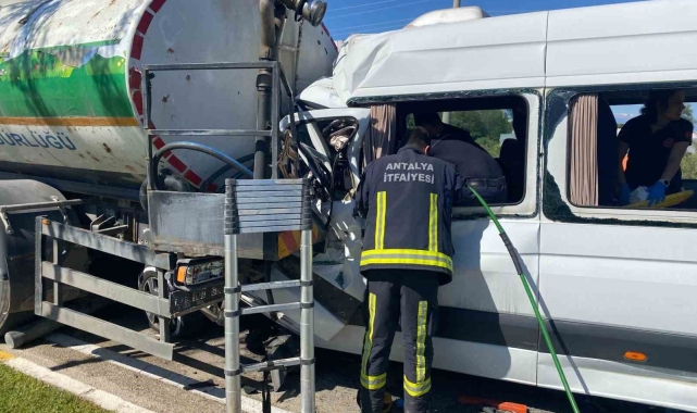 Serik'te sulama kamyonu ile tur minibüsü çarpıştı: 6 yaralı