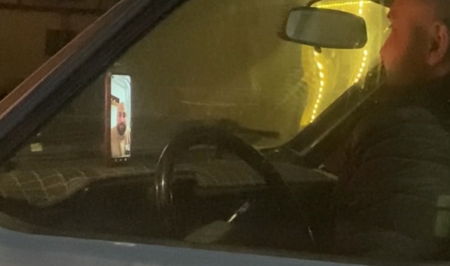 Seyir halinde görüntülü sohbet etti, direksiyonu bırakıp düşen telefonu kaldırdı... O anlar kamerada