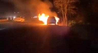 Seyir halindeki otomobil alev topuna döndü