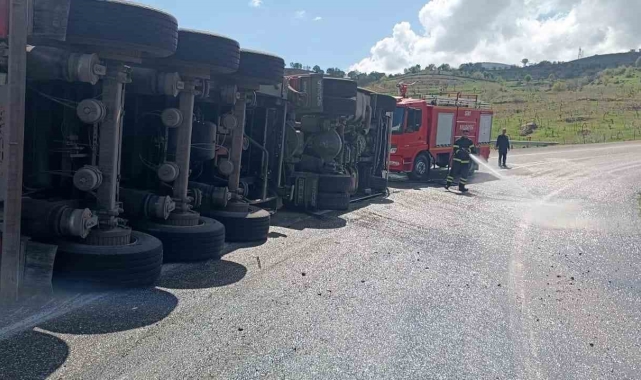 Siirt'te virajı alamayan tır devrildi: 1 yaralı