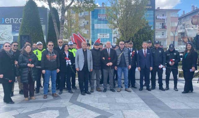 Sincan'da bulunan lise öğrencileri polis memurlarına sürpriz yaparak karanfil dağıttı