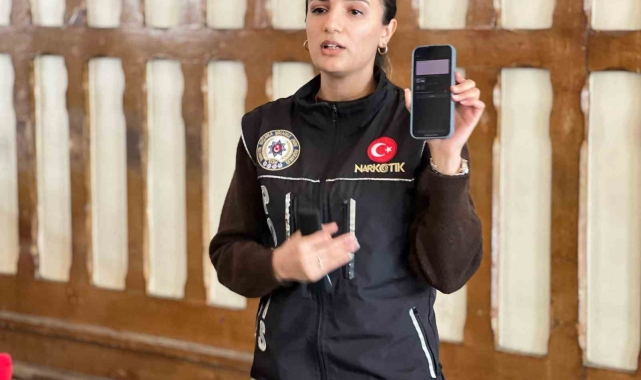 Sirkeci Garı'nda düzenlenen "En İyi Narkotik Polisi Anne" projesine yoğun ilgi