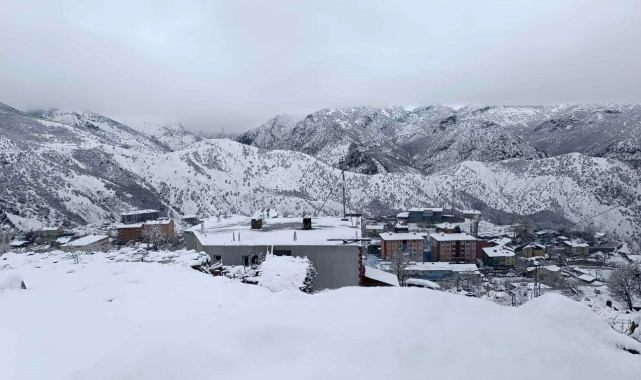 Şırnak'ta nisanda lapa lapa kar yağdı, ahırlar zarar gördü