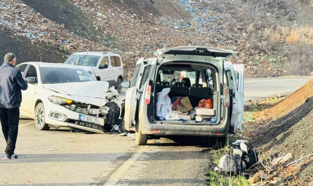 Şırnak'ta otomobil ile kamyonet kafa kafaya çarpıştı: 3 yaralı