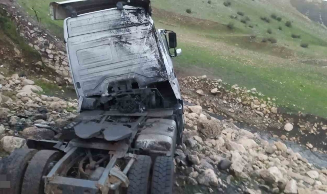 Şırnak&#039;ta tır şarampole devrildi: 3 yaralı