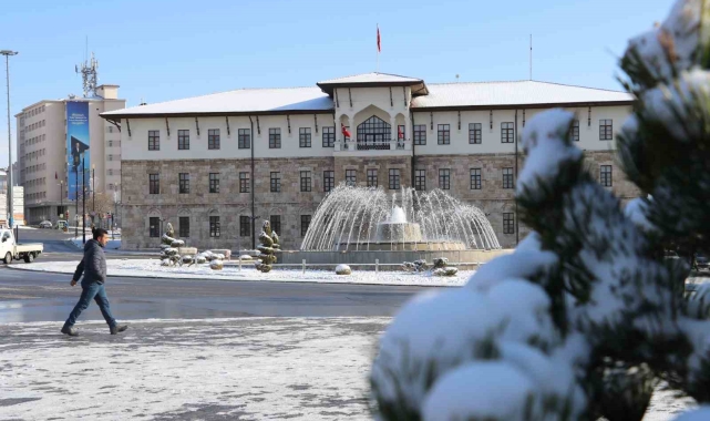 Sivas Nisan ayında buz tuttu
