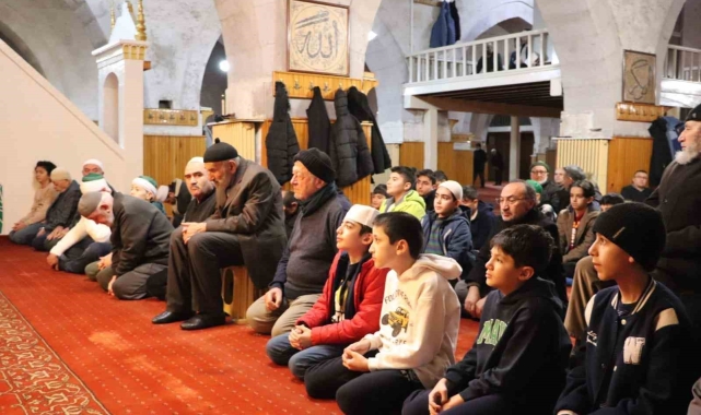 Sivas'ta ortaokul öğrencileri sabah namazında buluştu