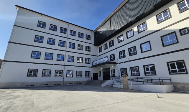 Soma'da 670 öğrenci modern okuluna kavuştu