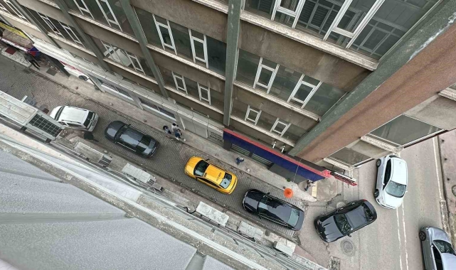 Sorumsuz sürücü aracını yol ortasına park etti, trafiği kilitledi