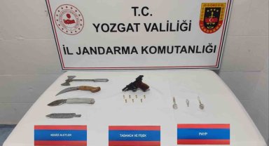 Şüpheli otomobilde tabanca ve balta ele geçirildi