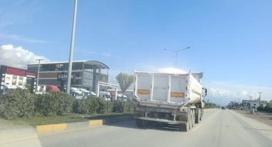 Taşıdığı yükün üzerine branda çekmeyen kamyon sürücüsüne ceza