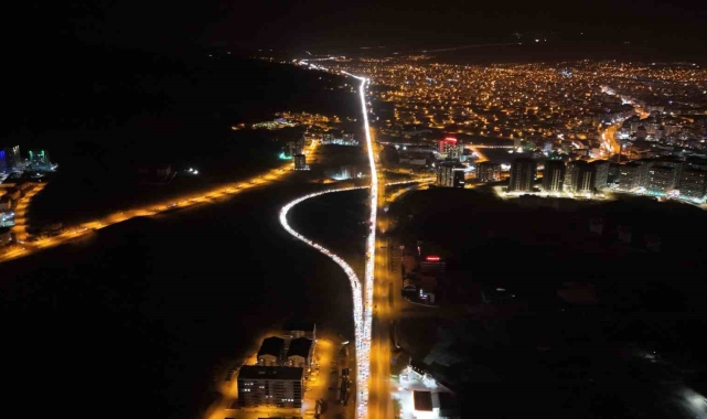 Tatilcilerin dönüşü çilesi sürüyor: 43 ilin geçiş güzergahında trafik durma noktasına geldi