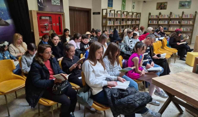Tekirdağ'da 100 kişi aynı anda kitap okudu: "Ailemle okuyorum, geleceğe ışık tutuyorum"