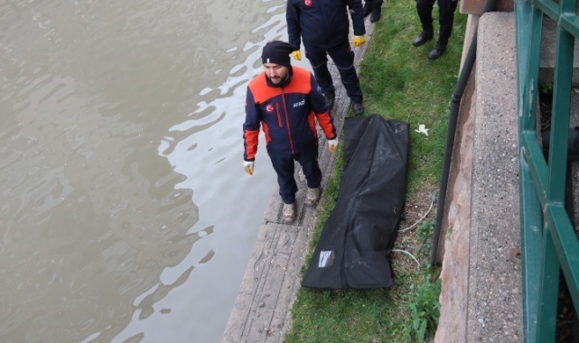 Temizlik için suyu azaltılan Porsuk Çayı yüzeyinde bir şahsın cansız bedeni bulundu