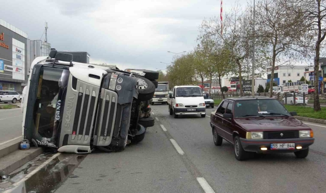 Temizlik malzemesi yüklü tır devrildi: 1 yaralı