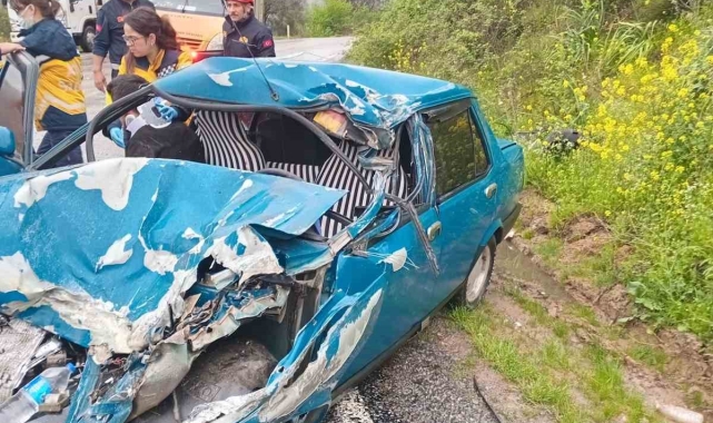 Tıra çarpan Fiat Tofaş otomobil kağıt gibi ezildi