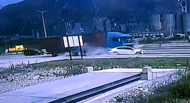 Tırın çarptığı otomobil metrelerce sürüklendi