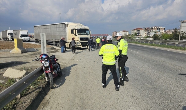 Tırla çarpışan motosikletlinin ağır yaralandığı kaza kamerada