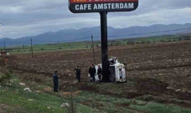 Totem tabelasına çarpan otomobil sürücüsü yaşamını yitirdi