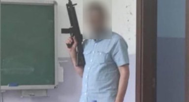 Tüfekle sınıfta poz veren müdür yardımcısına inceleme başlatıldı