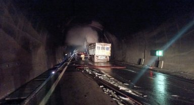 Tünelde korku dolu anlar: Tır alev aldı, ulaşım aksadı