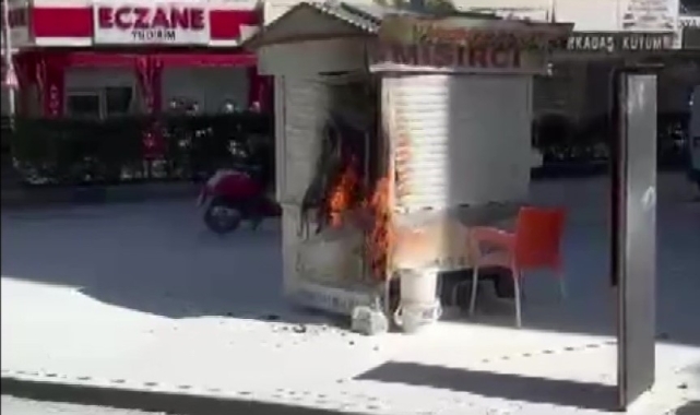 Tüplü seyyar mısır arabası yandı, ilk müdahaleyi vatandaş yaptı