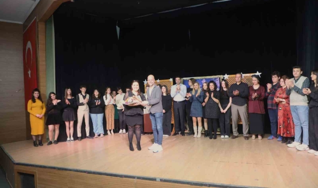 Turgutlu'da sahnelenen 'Yakından kumanda 2' yoğun ilgi gördü