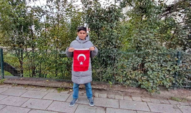 Türk bayrağının üzerindeki karları temizleyen çocuk o anları anlattı