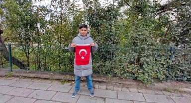 Türk bayrağının üzerindeki karları temizleyen çocuk o anları anlattı