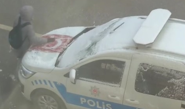 Türk Bayrağı'nın üzerindeki karları temizleyen çocuk takdir topladı