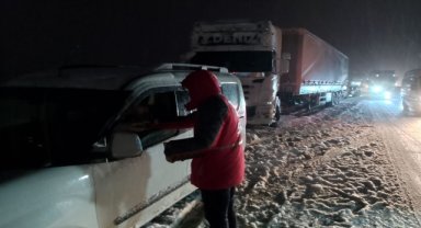 Türk Kızılay, Samsun'da kar nedeniyle yolda mahsur kalanlara ikramda bulundu