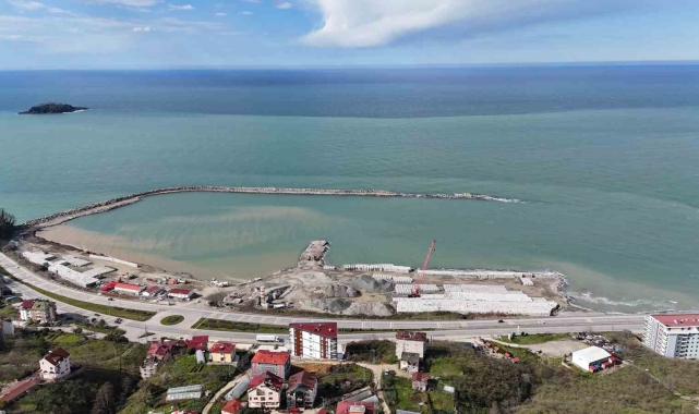 Türkiye'nin en büyük balıkçı barınağının yüzde 85'lik kısmı tamamlandı