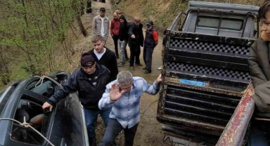 Uçurumda mahsur kalan aracı çekerek kurtardılar