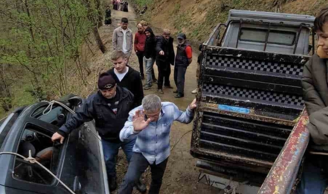 Uçurumda mahsur kalan aracı çekerek kurtardılar