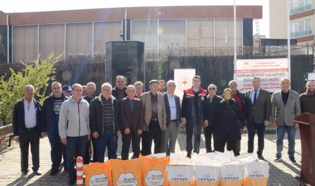 Üreticilere ayçiçeği ve kanola tohumu dağıtıldı