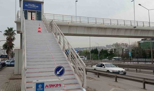 Üst geçitler bakım ve onarımdan geçiriliyor